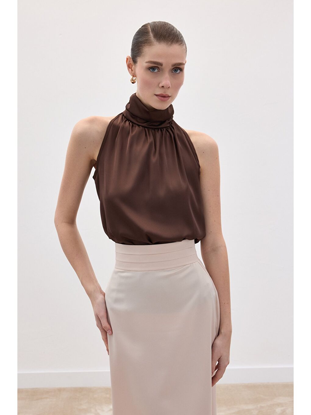 Kahverengi Boğazlı Kolsuz Bluz - Kahve-1