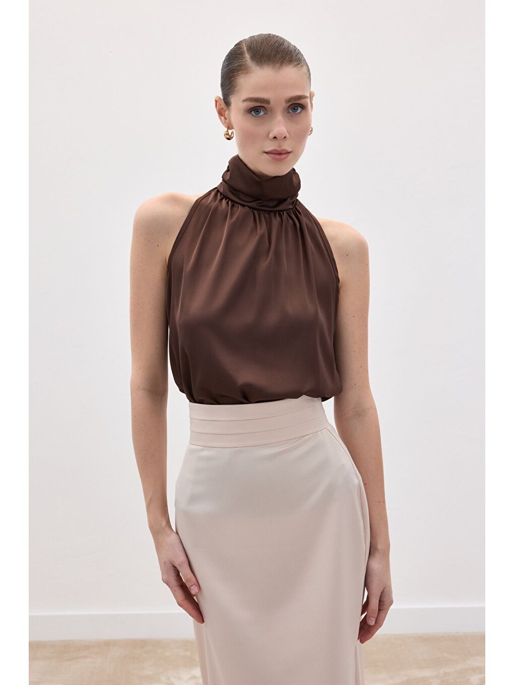 Kahverengi Boğazlı Kolsuz Bluz - Kahve-2