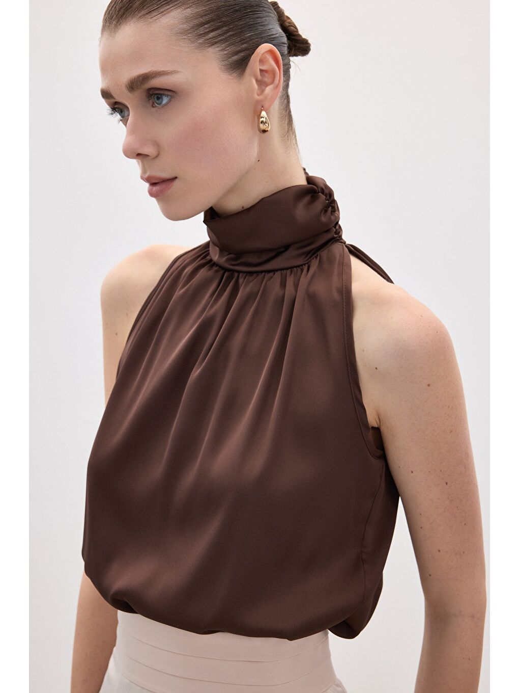 Kahverengi Boğazlı Kolsuz Bluz - Kahve-3