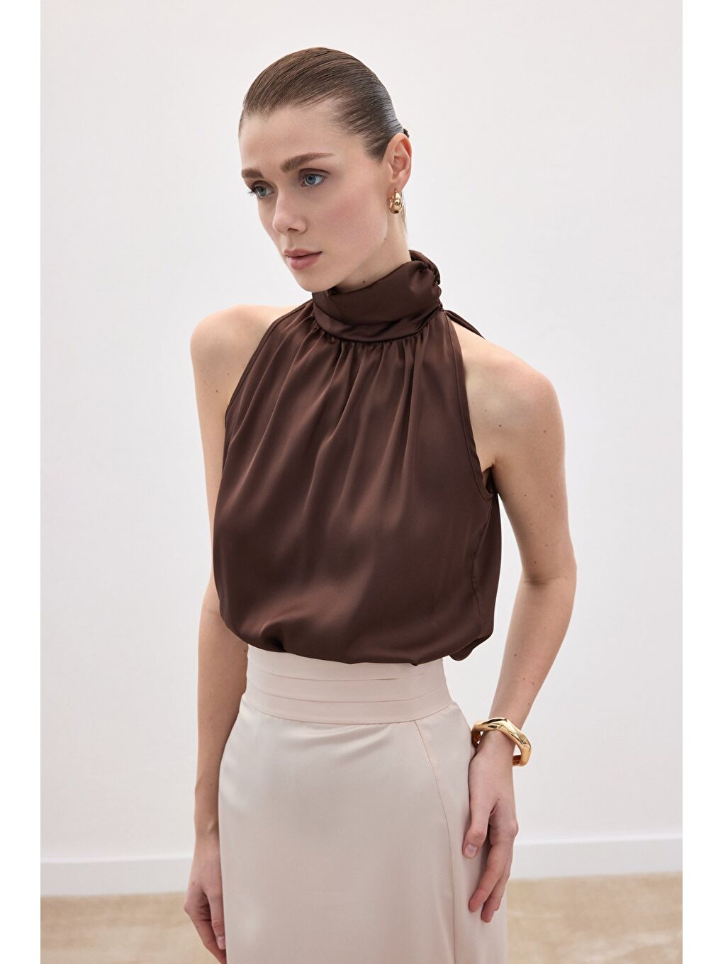 Kahverengi Boğazlı Kolsuz Bluz - Kahve-4