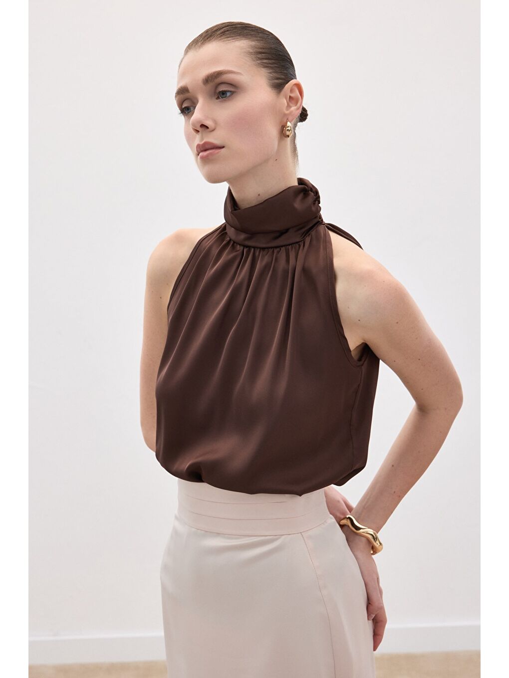 Kahverengi Boğazlı Kolsuz Bluz - Kahve-5