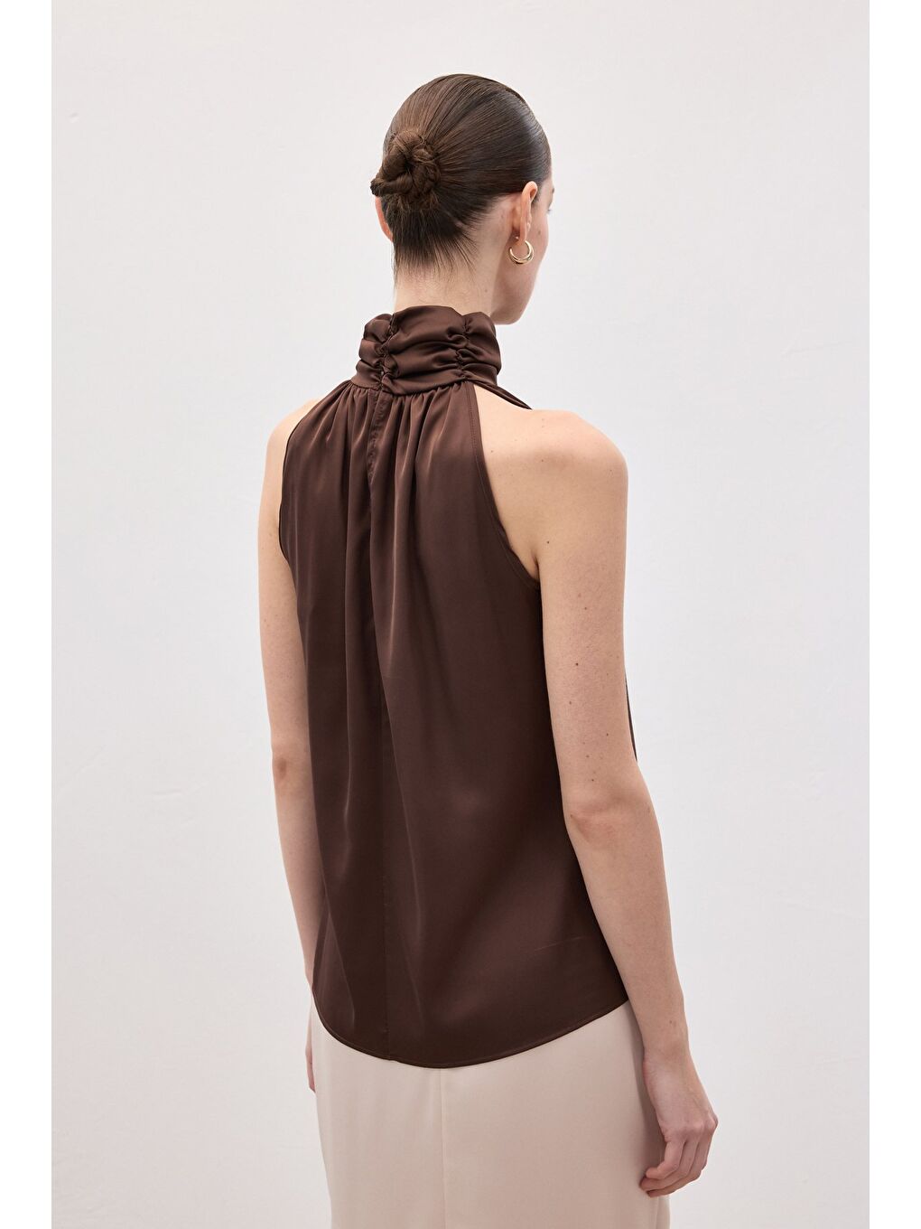 Kahverengi Boğazlı Kolsuz Bluz - Kahve-6