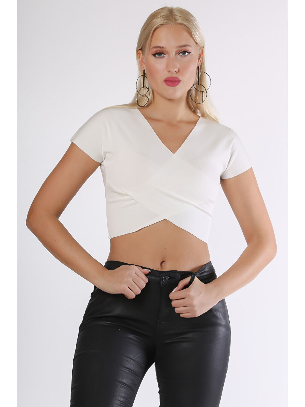 Beyaz Kruvaze Yaka Düşük Kol Crop Fit Örme Bluz-2