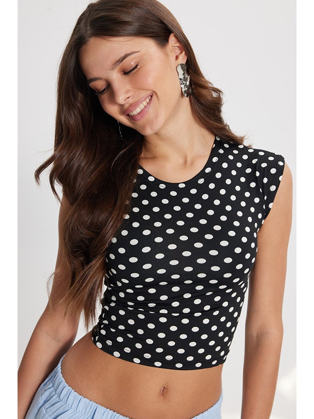 Kadın Slim Fit Dar Kesim Puantiyeli Bisiklet Yaka Siyah Crop Bluz