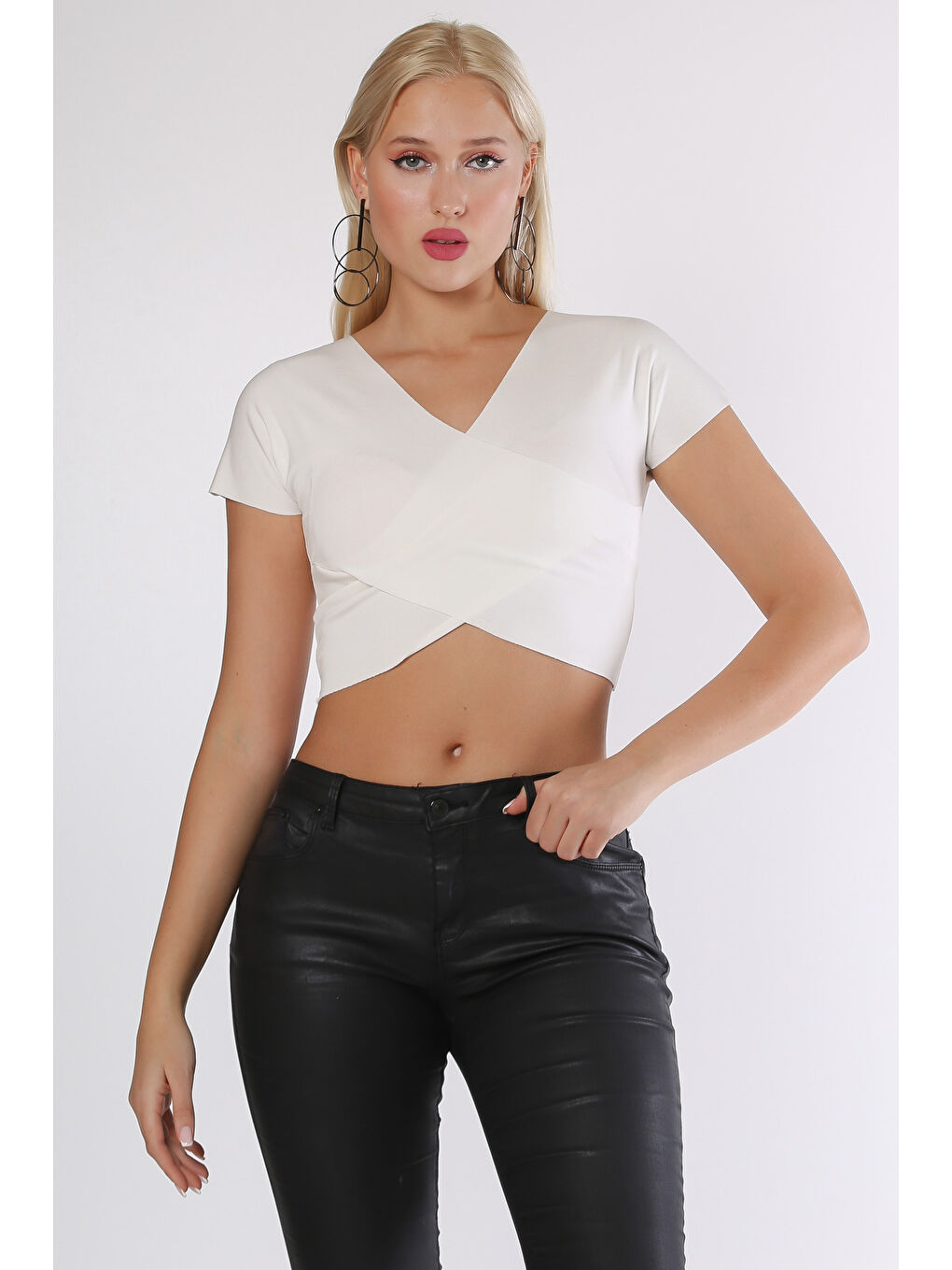 Beyaz Kruvaze Yaka Düşük Kol Crop Fit Örme Bluz-3