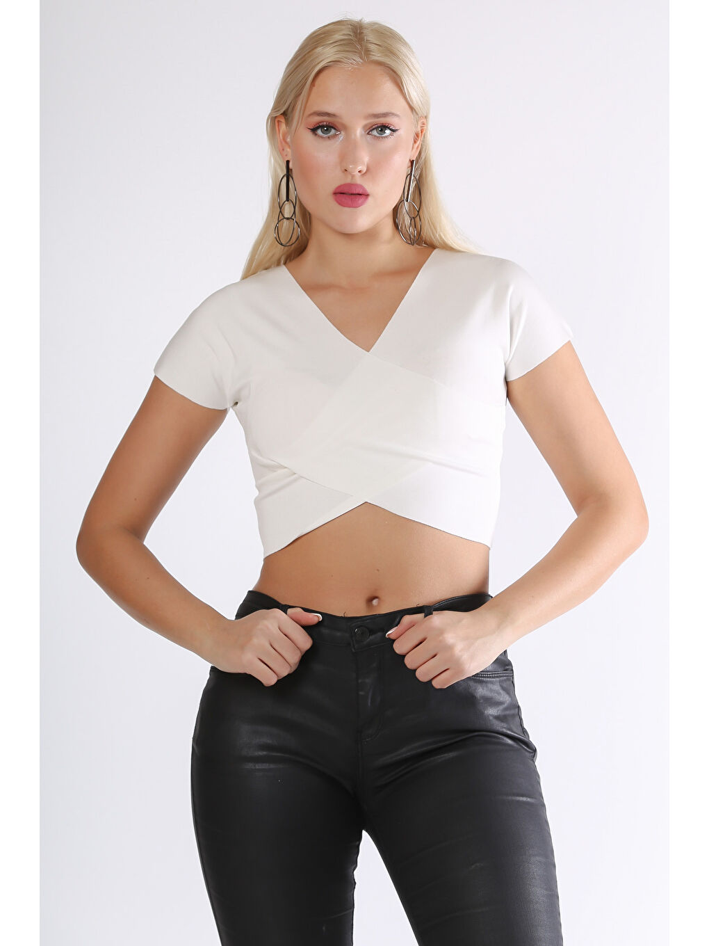 Beyaz Kruvaze Yaka Düşük Kol Crop Fit Örme Bluz-4