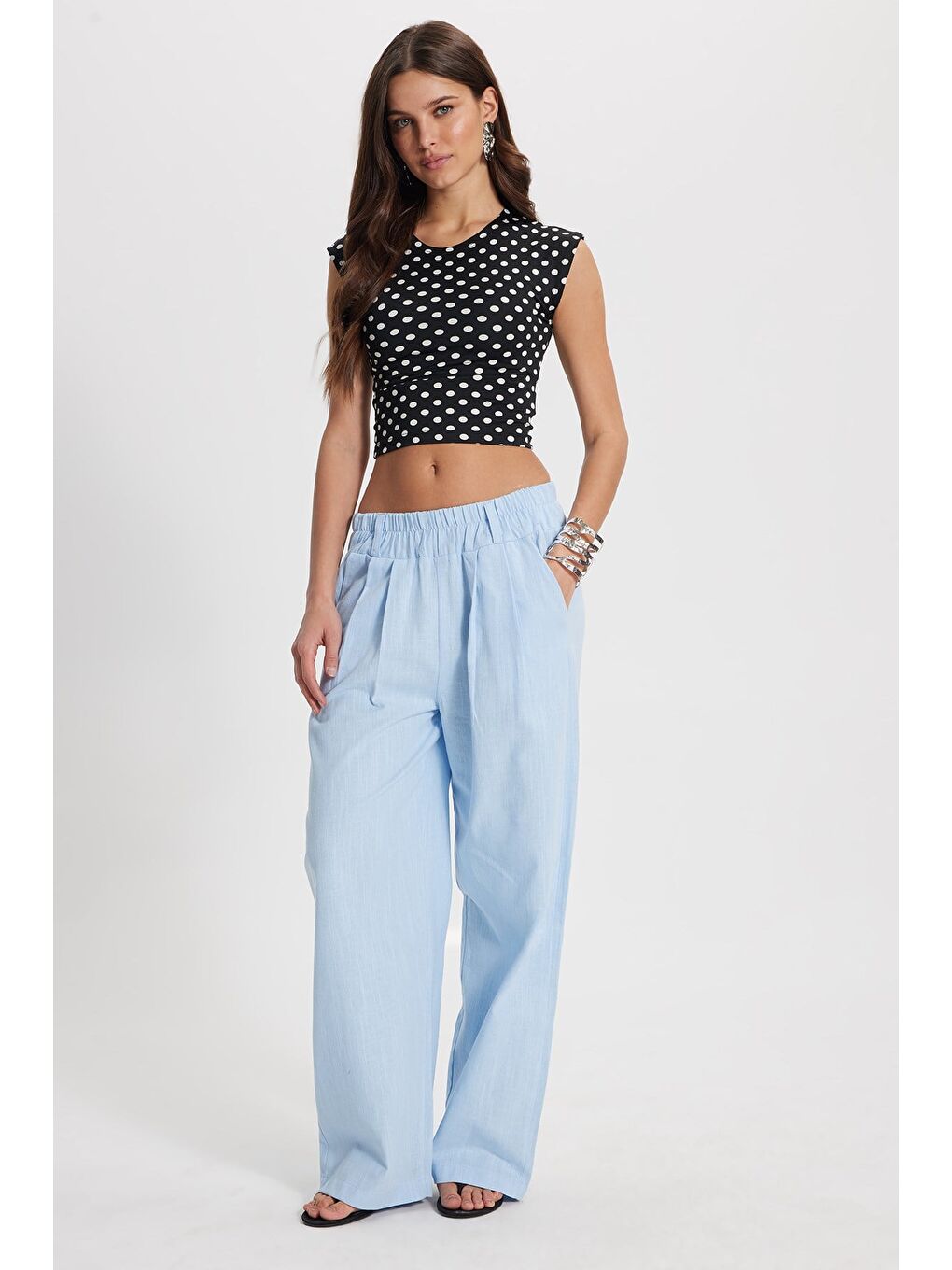Kadın Slim Fit Dar Kesim Puantiyeli Bisiklet Yaka Siyah Crop Bluz-1