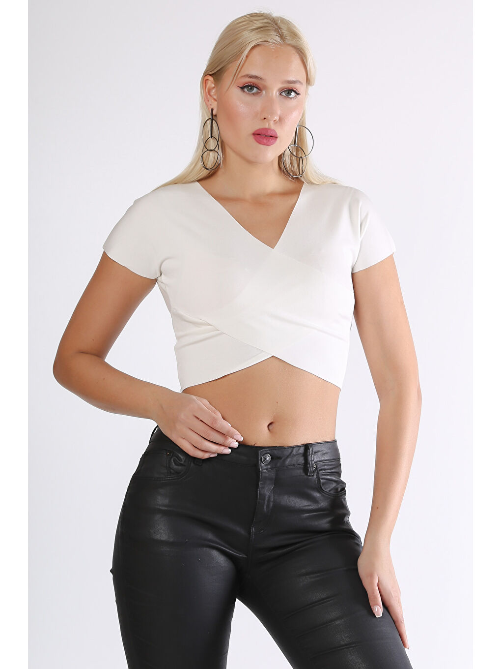 Beyaz Kruvaze Yaka Düşük Kol Crop Fit Örme Bluz-5