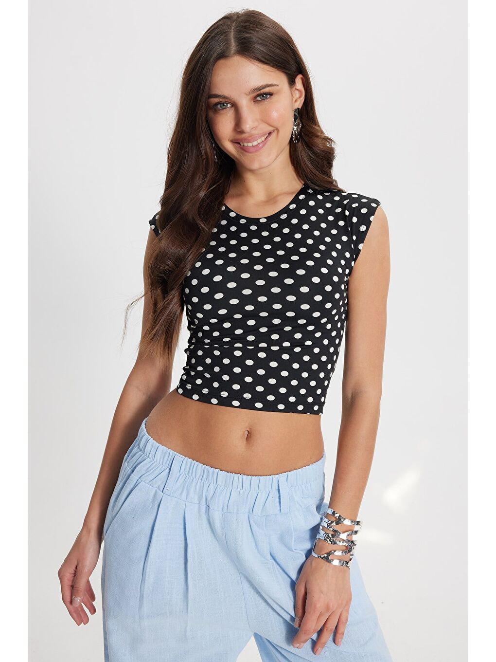 Kadın Slim Fit Dar Kesim Puantiyeli Bisiklet Yaka Siyah Crop Bluz-2
