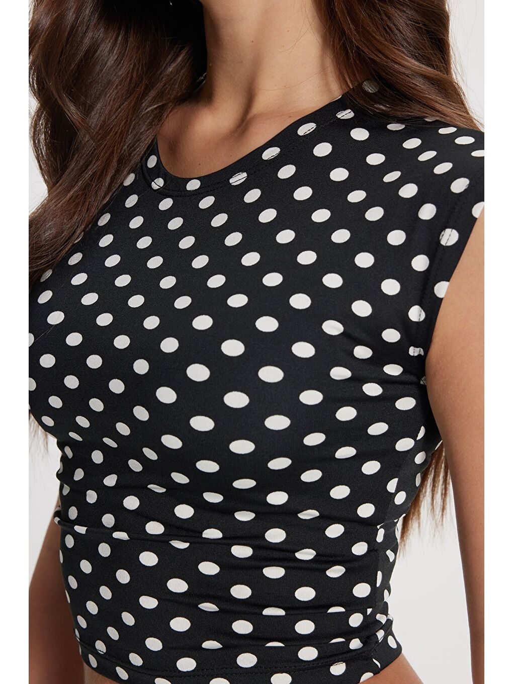 Kadın Slim Fit Dar Kesim Puantiyeli Bisiklet Yaka Siyah Crop Bluz-3