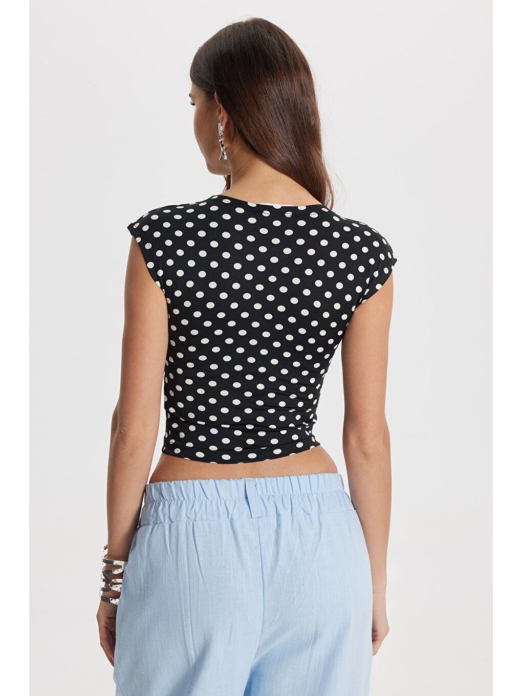 Kadın Slim Fit Dar Kesim Puantiyeli Bisiklet Yaka Siyah Crop Bluz-5