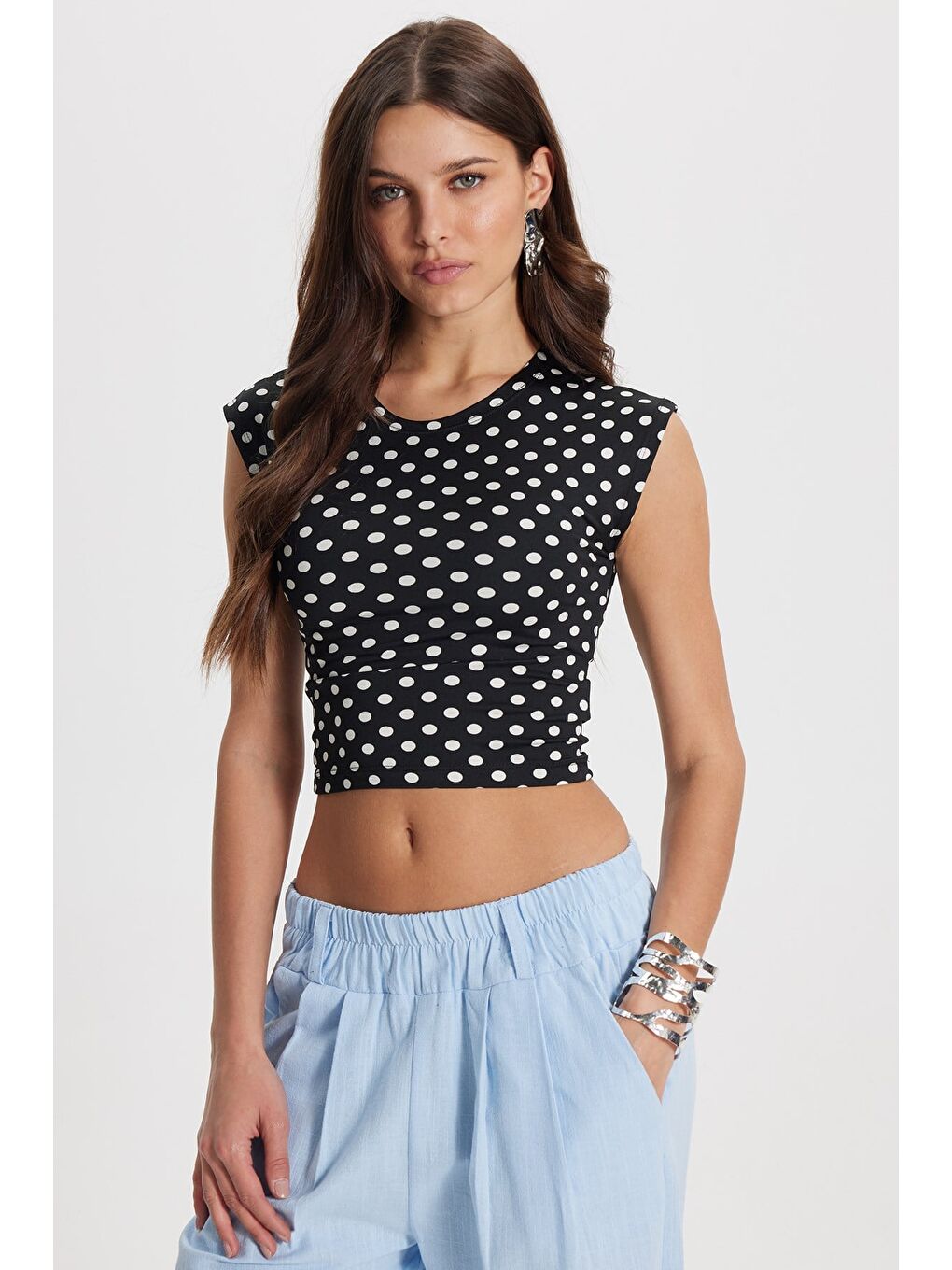 Kadın Slim Fit Dar Kesim Puantiyeli Bisiklet Yaka Siyah Crop Bluz-6