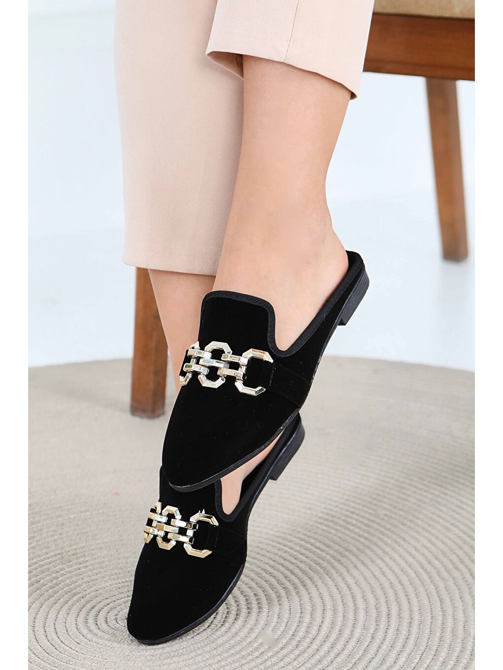 Kadın Siyah Ucu Sivri Süet Tokalı Terlik - 27788-SIYAH-1