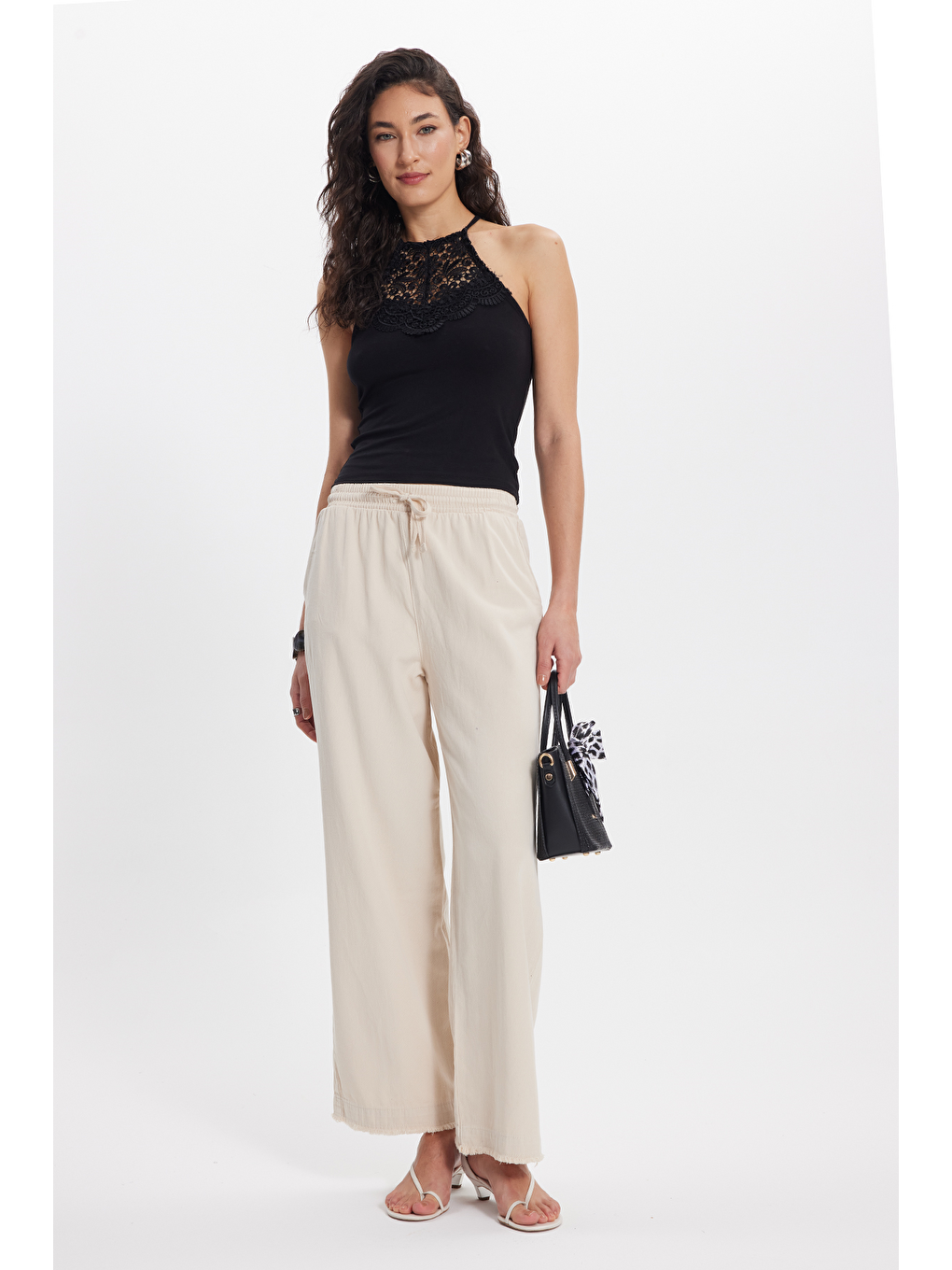 Kadın Slim Fit Dar Kesim Kolsuz Bİsiklet Yaka Dantelli Sırt Detaylı Siyah Bluz-1