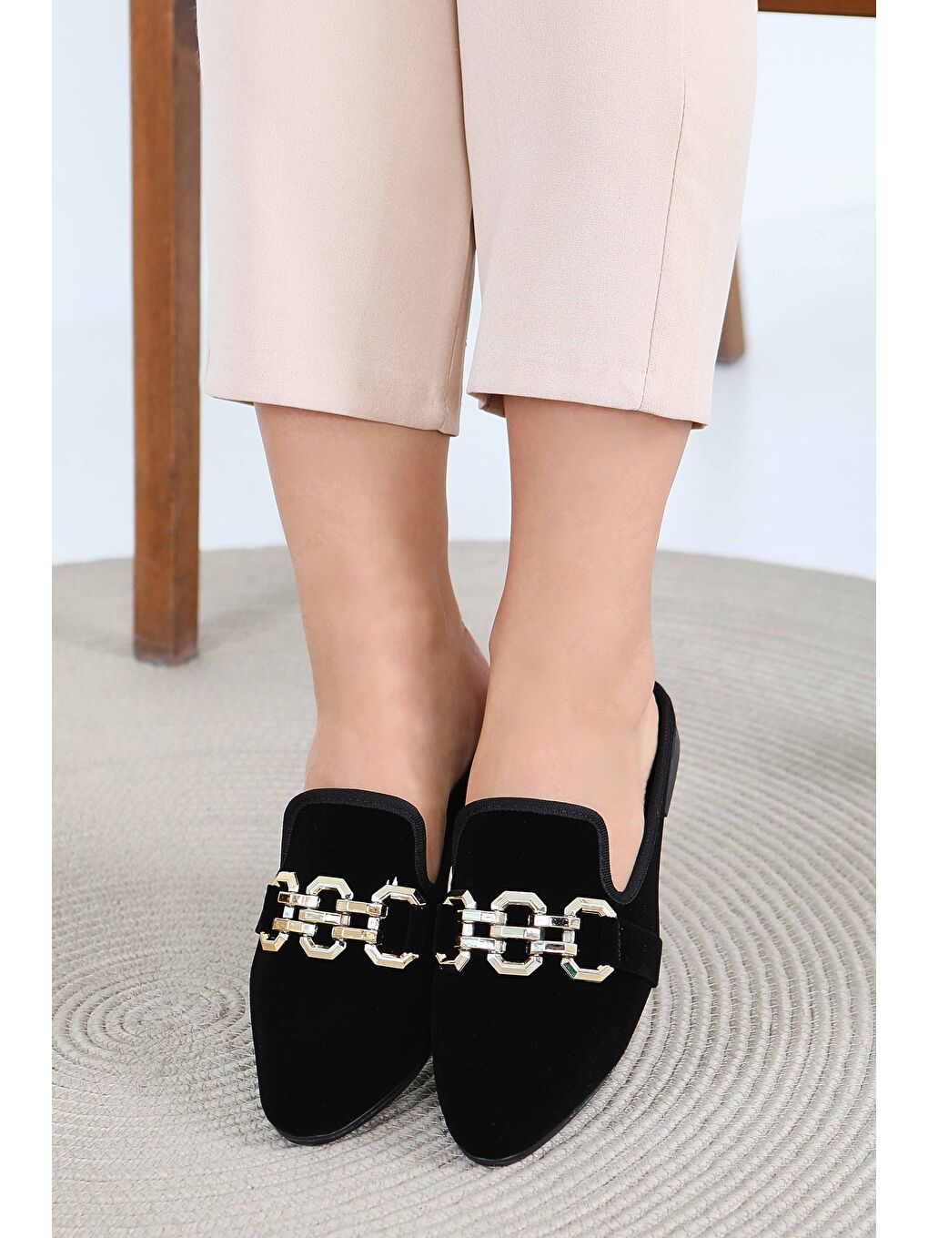 Kadın Siyah Ucu Sivri Süet Tokalı Terlik - 27788-SIYAH-2