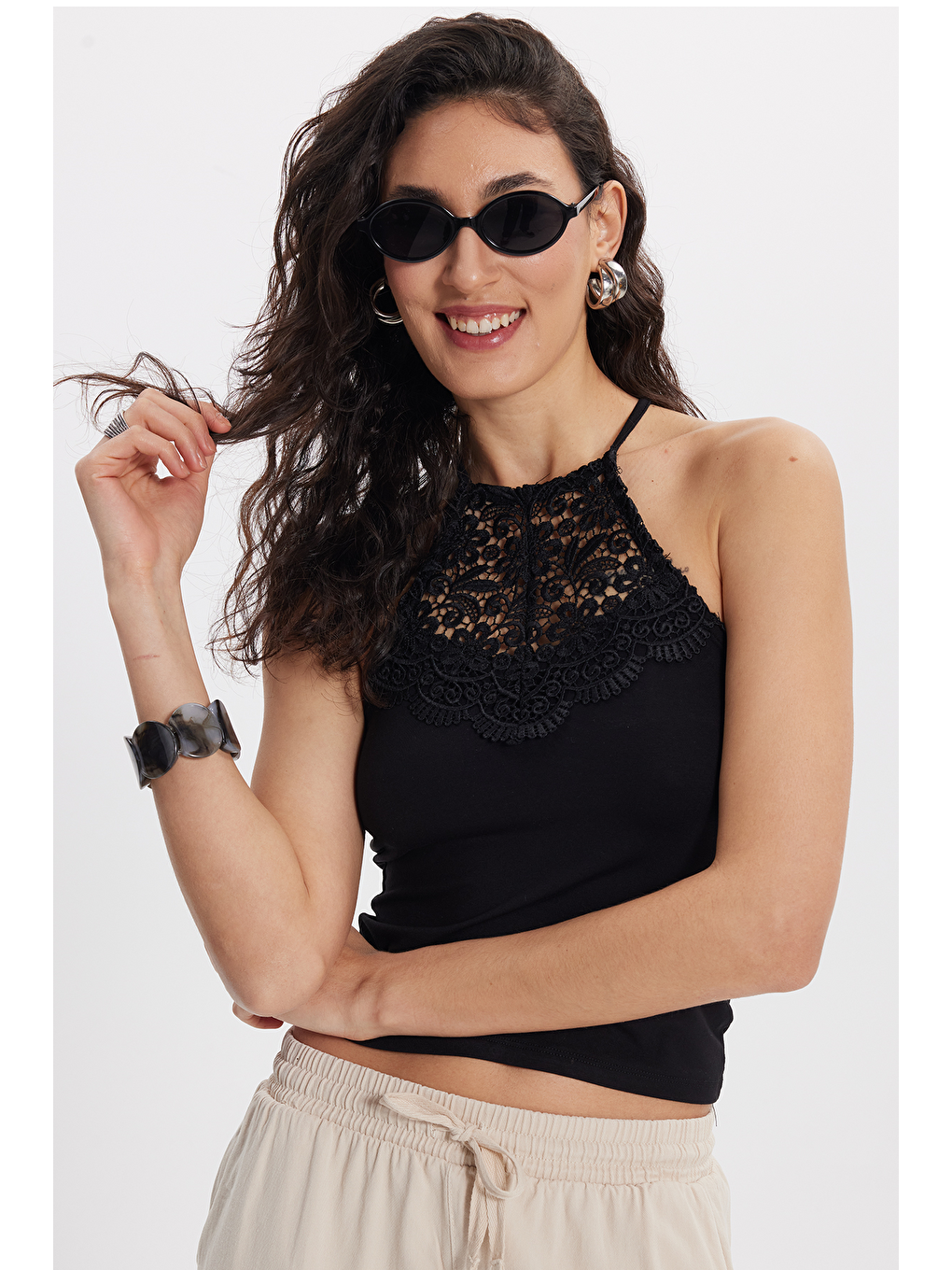 Kadın Slim Fit Dar Kesim Kolsuz Bİsiklet Yaka Dantelli Sırt Detaylı Siyah Bluz-2
