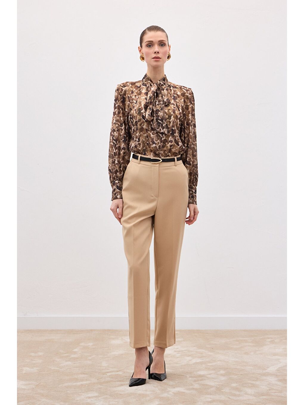 Kahverengi Fular Detaylı Bluz - Kahve-1