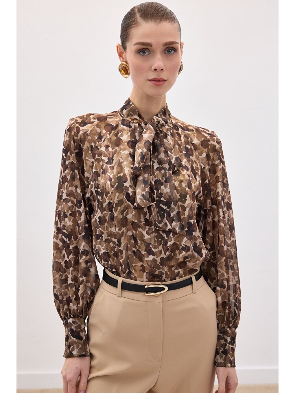 Kahverengi Fular Detaylı Bluz - Kahve-2