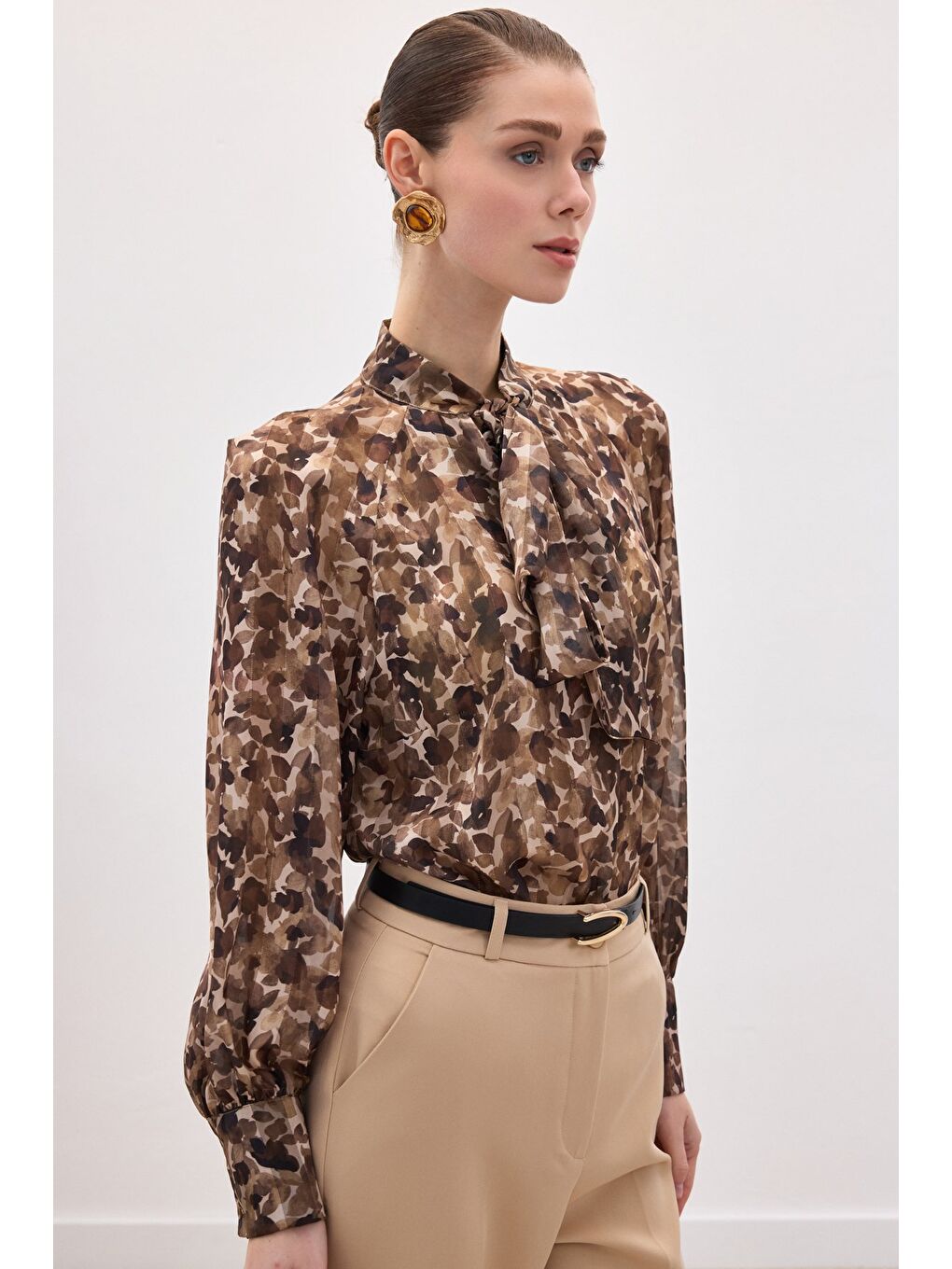 Kahverengi Fular Detaylı Bluz - Kahve-3