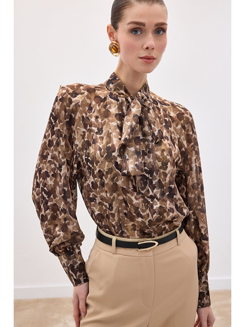 Kahverengi Fular Detaylı Bluz - Kahve-4