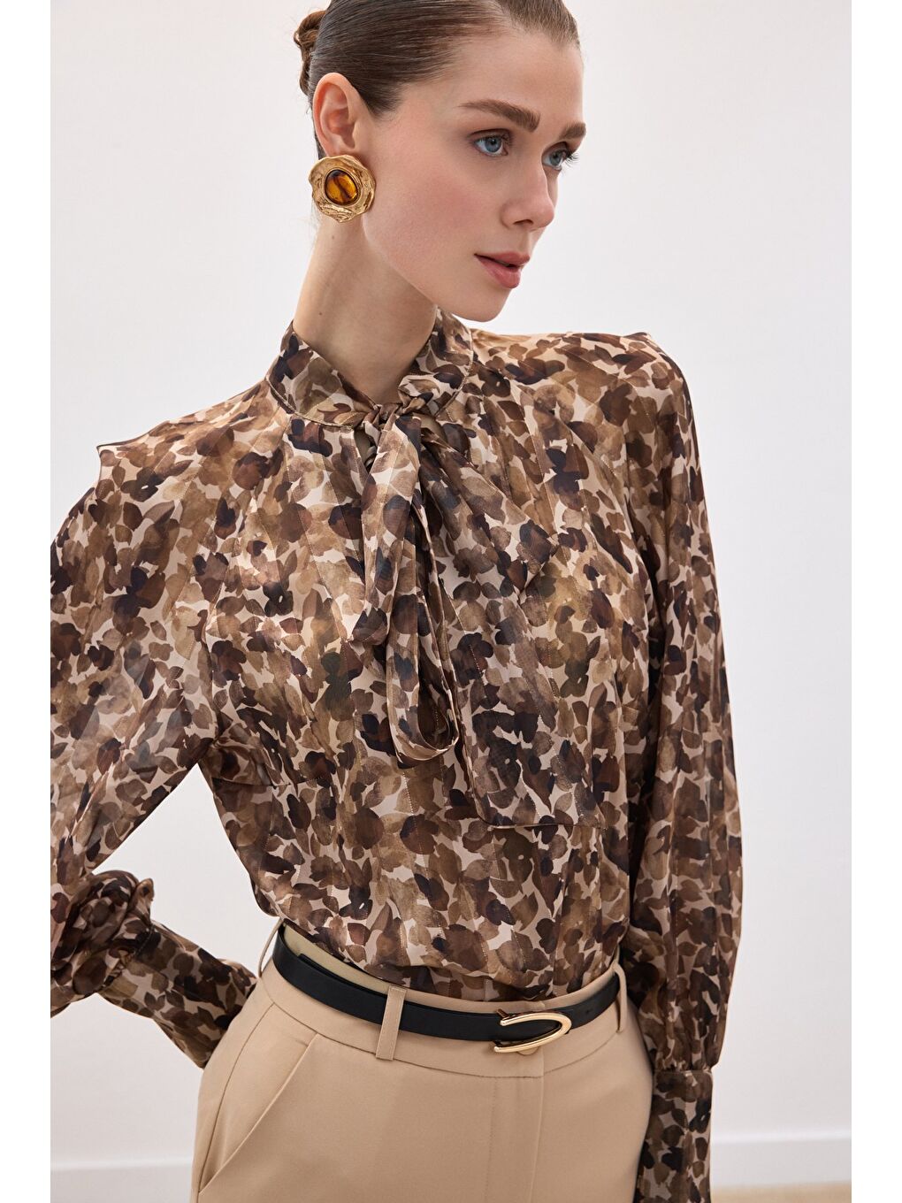 Kahverengi Fular Detaylı Bluz - Kahve-5