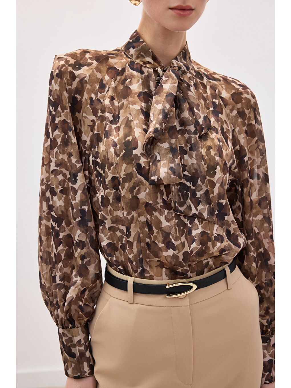 Kahverengi Fular Detaylı Bluz - Kahve-6