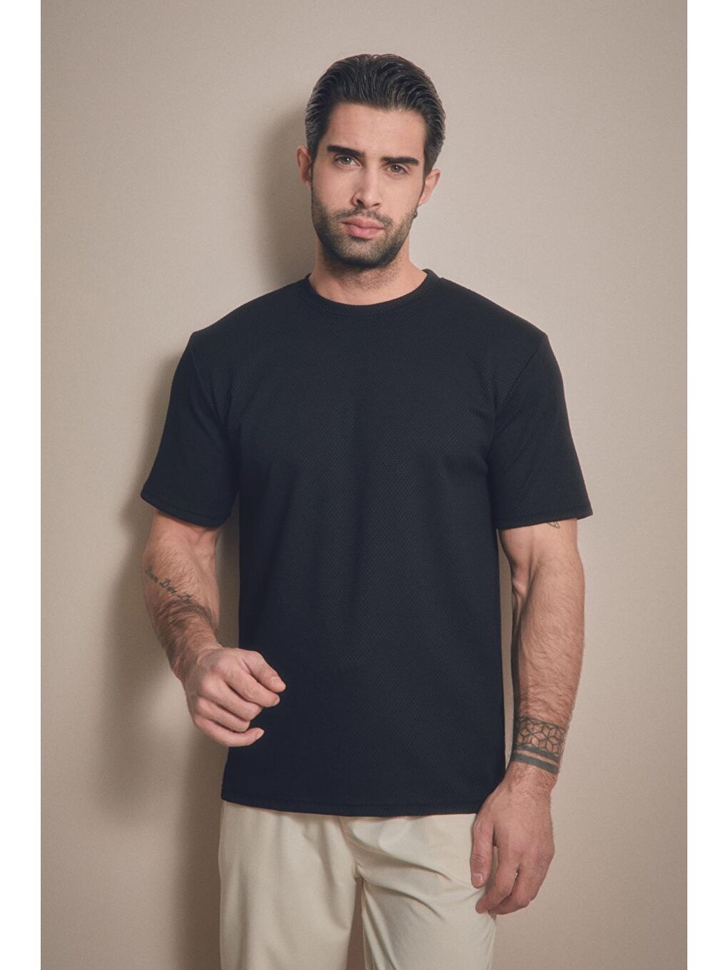 Siyah Jakarlı Bisiklet Yaka Tişört