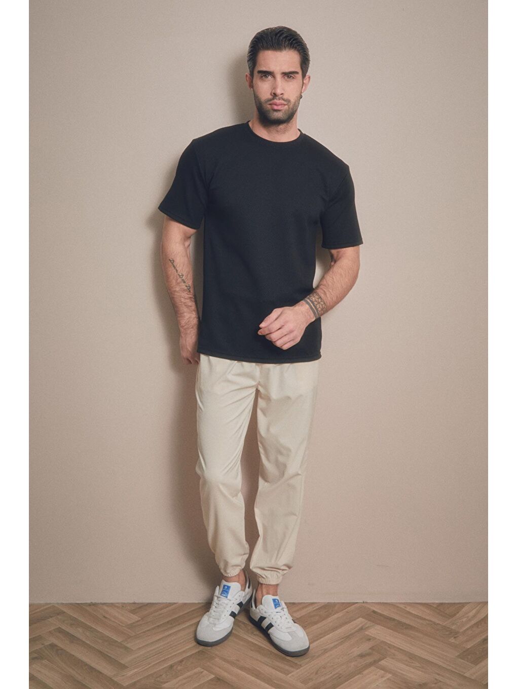 Siyah Jakarlı Bisiklet Yaka Tişört-1