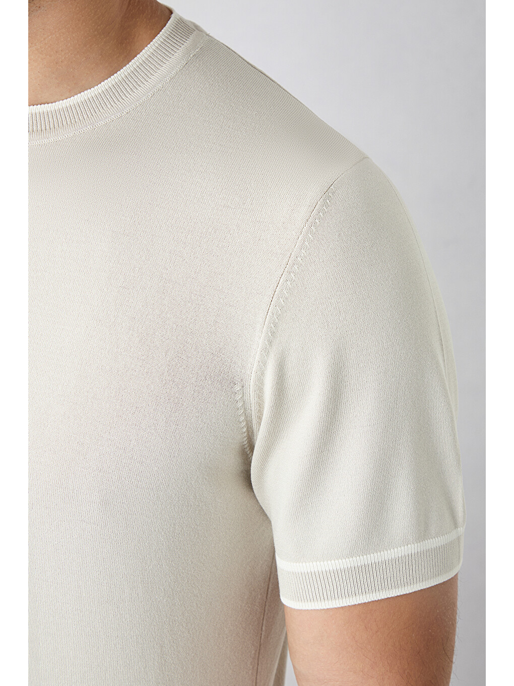 Bej Bisiklet Yaka Regular Fit Ribana Detaylı Örme Tişört-3