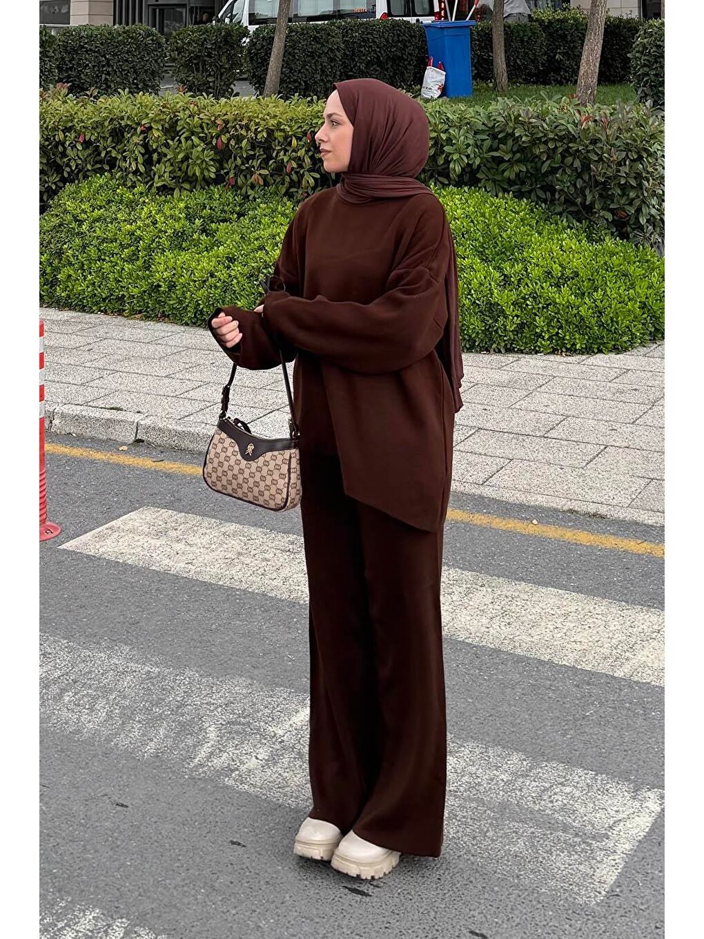 Asimetrik Bisiklet Yaka Triko Takım Acı Kahverengi-1