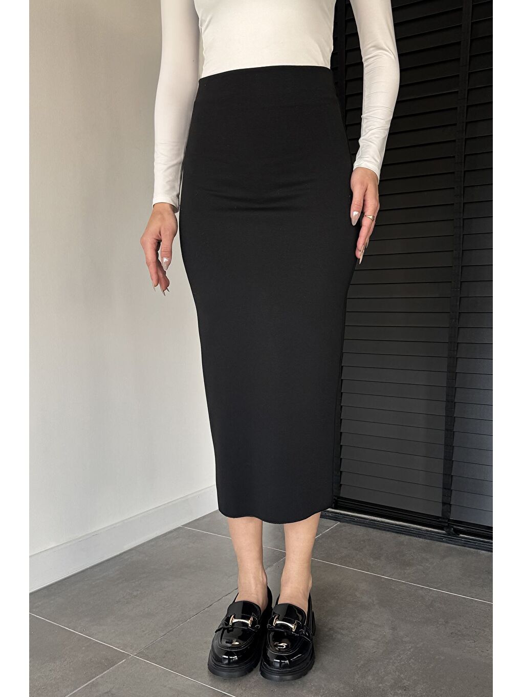 Siyah Kadın Elastanlı Yırtmaç Detaylı Midi Boy Kalem Etek-1
