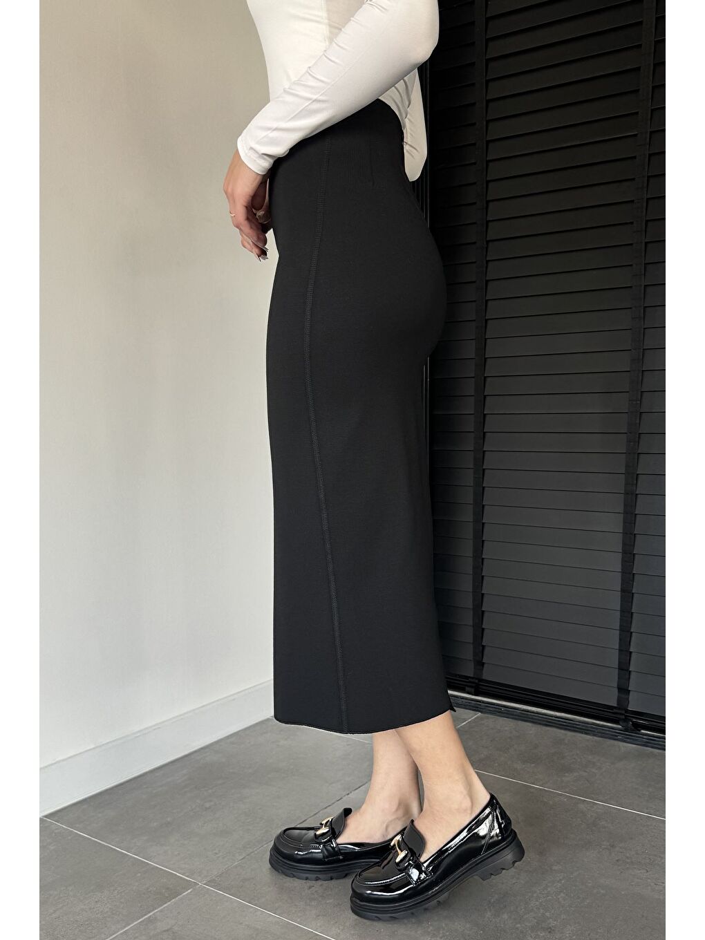 Siyah Kadın Elastanlı Yırtmaç Detaylı Midi Boy Kalem Etek-2