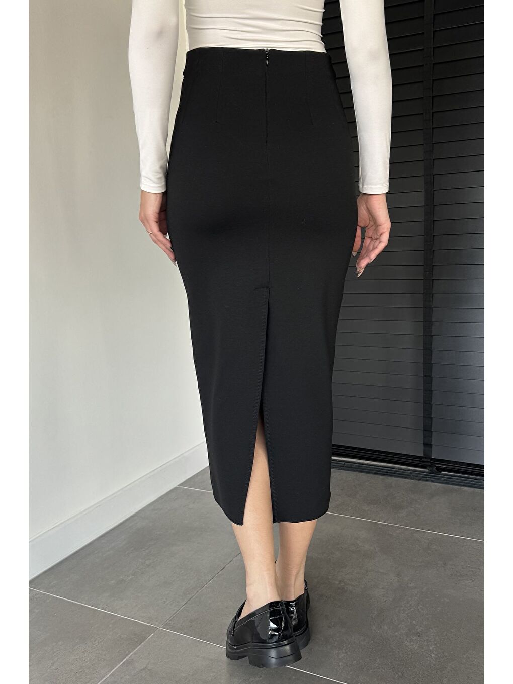 Siyah Kadın Elastanlı Yırtmaç Detaylı Midi Boy Kalem Etek-3