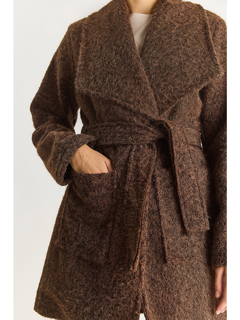 Kahverengi Kadın Kruvaze Yaka Astarlı Kuşak Bağlamalı Kırçıllı Kaşe Kaban-6