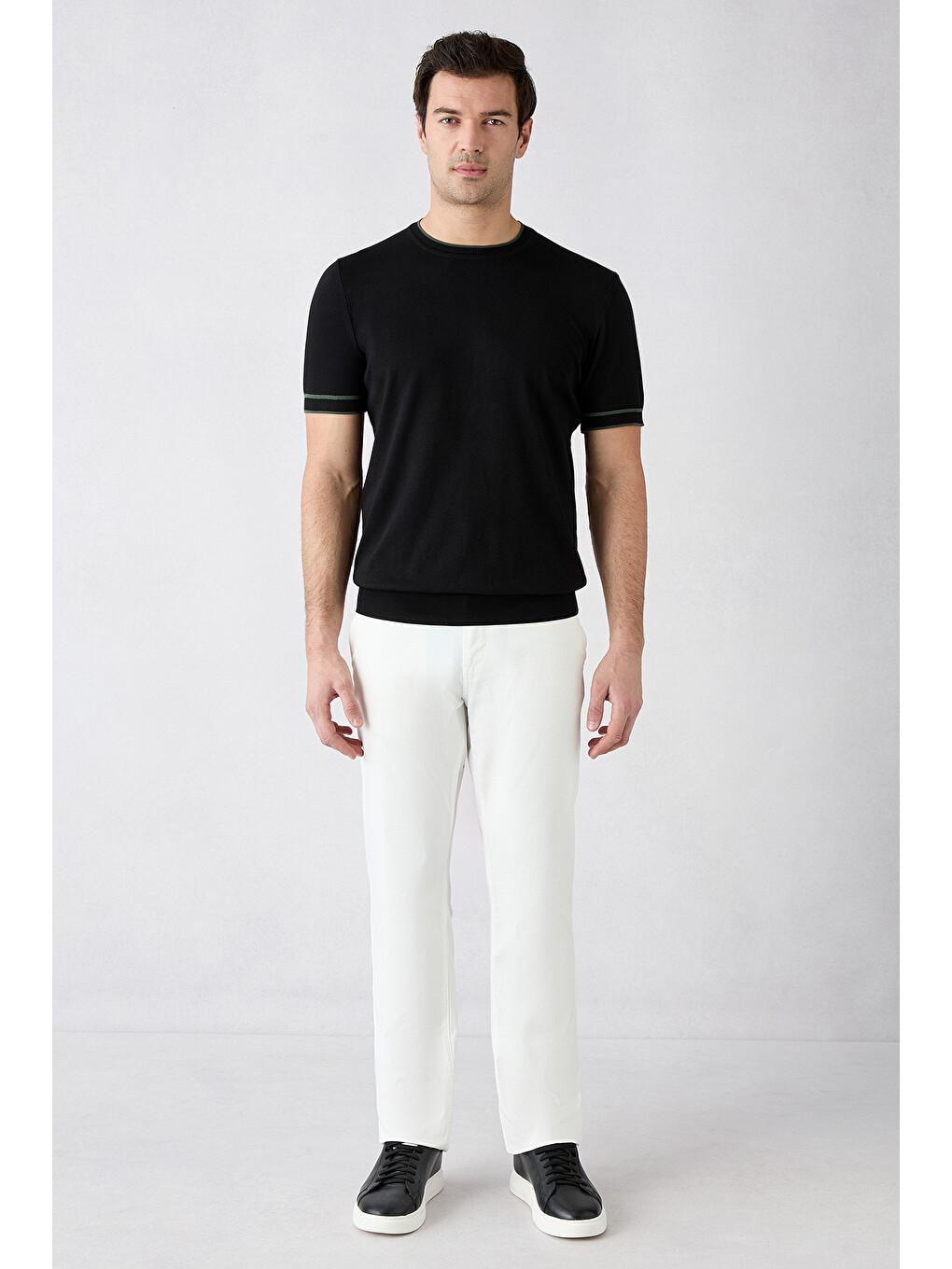 Siyah Bisiklet Yaka Regular Fit Ribana Detaylı Örme Tişört-1