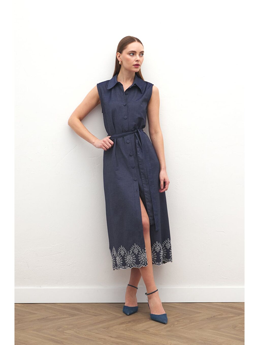 Nakış Detaylı Uzun Elbise - Lacivert