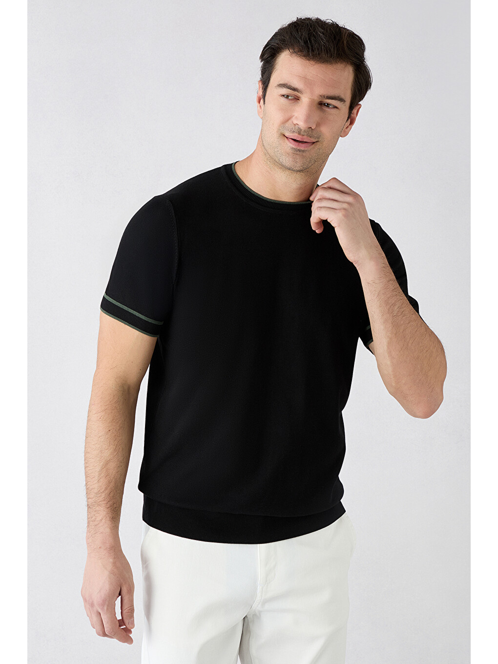 Siyah Bisiklet Yaka Regular Fit Ribana Detaylı Örme Tişört-2