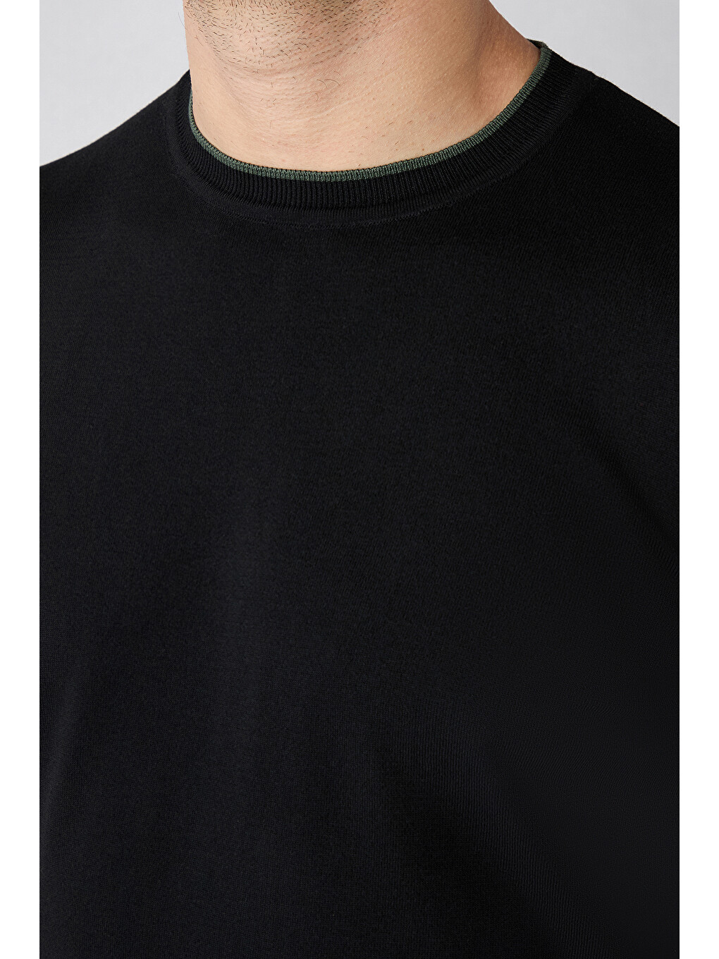 Siyah Bisiklet Yaka Regular Fit Ribana Detaylı Örme Tişört-3