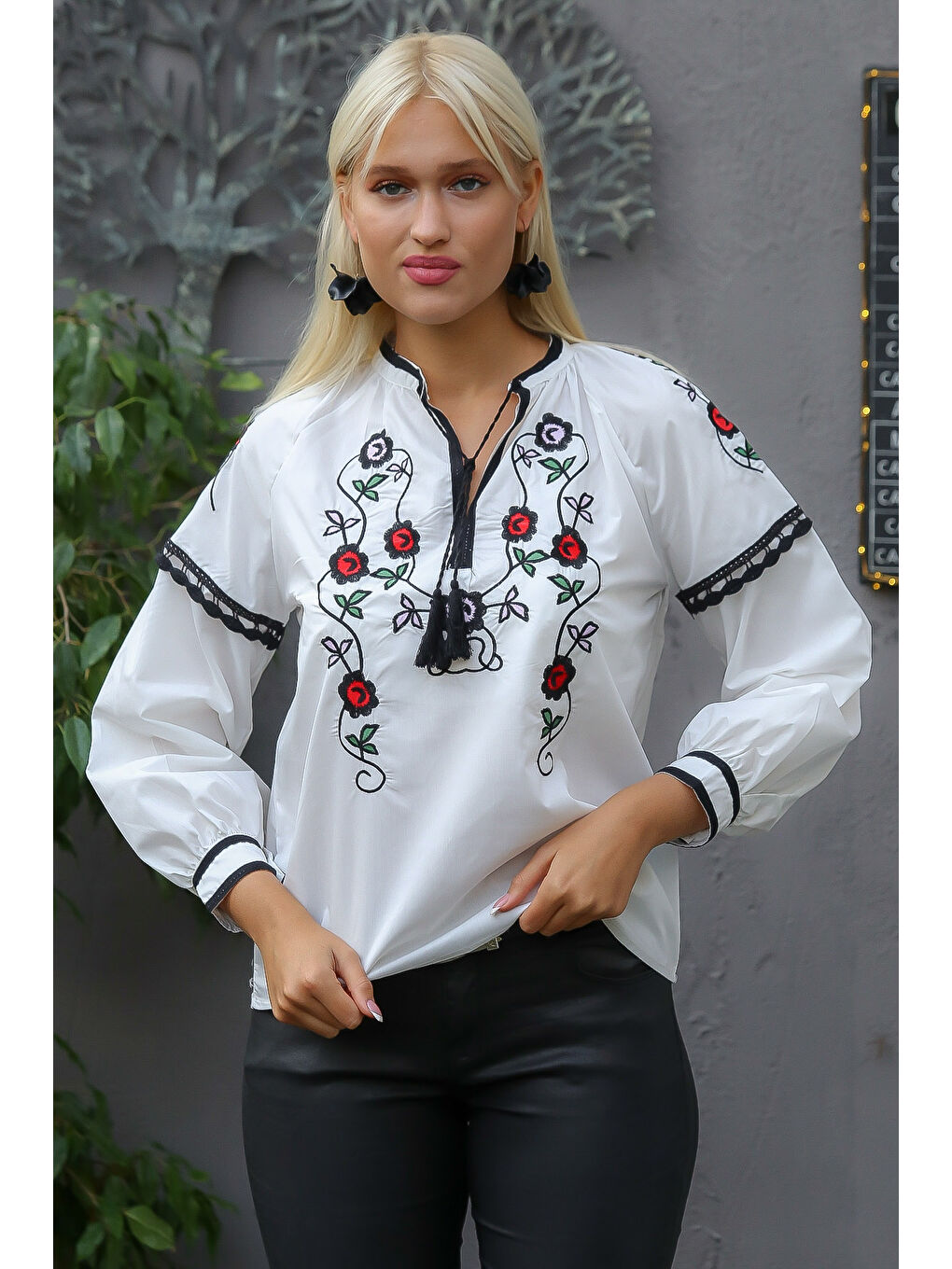 Beyaz Bisiklet Yaka Uzun Kol Bağlamalı Püsküllü Nakışlı Standart Casual Pamuk Dokuma Bluz