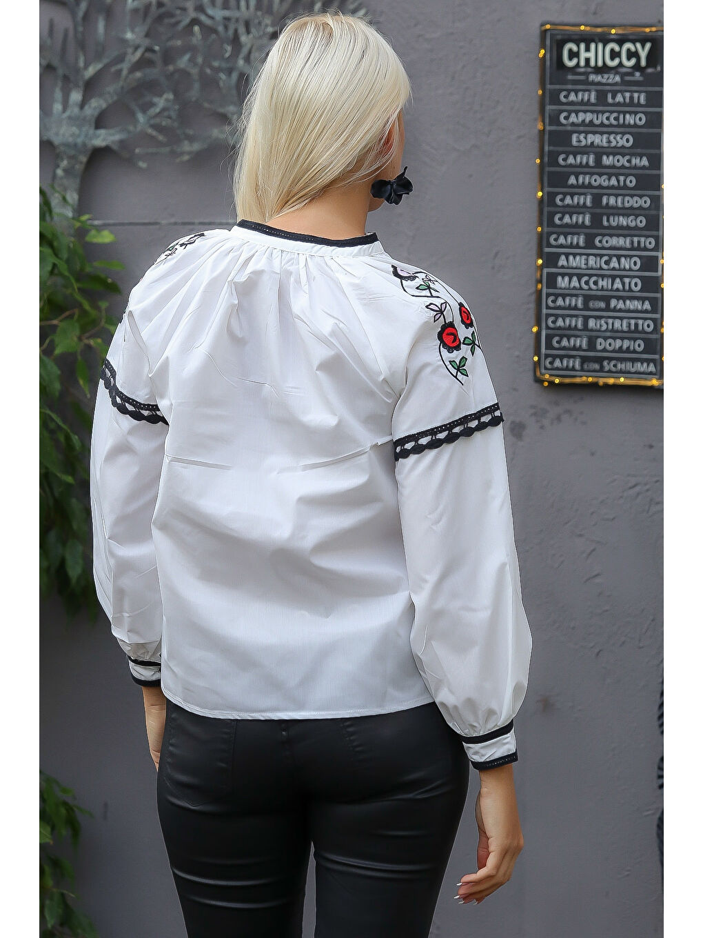 Beyaz Bisiklet Yaka Uzun Kol Bağlamalı Püsküllü Nakışlı Standart Casual Pamuk Dokuma Bluz-1