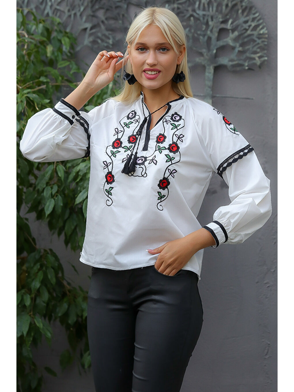 Beyaz Bisiklet Yaka Uzun Kol Bağlamalı Püsküllü Nakışlı Standart Casual Pamuk Dokuma Bluz-2