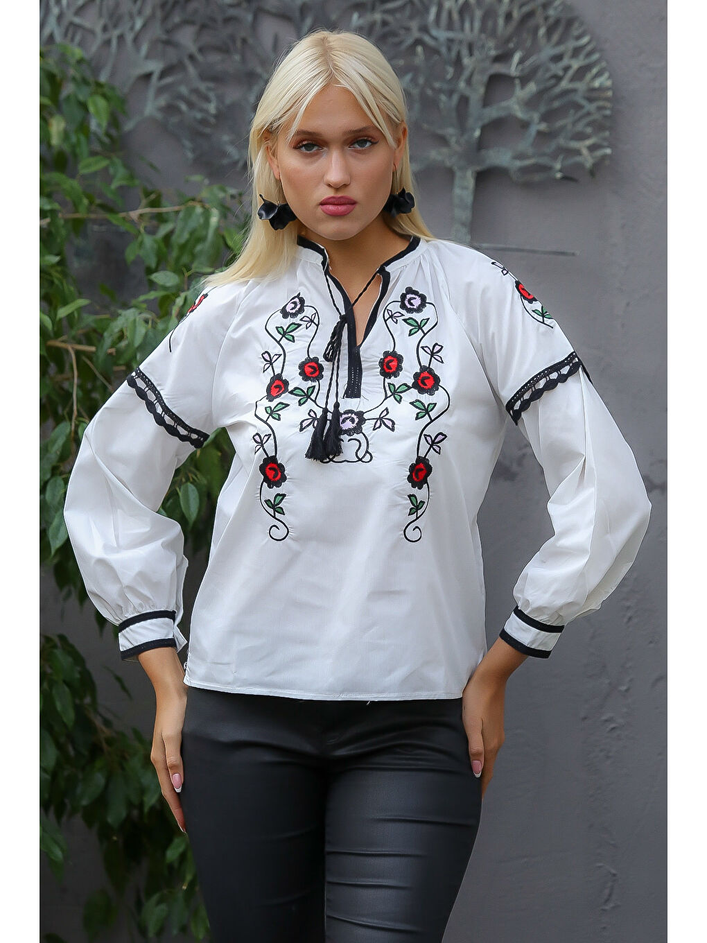Beyaz Bisiklet Yaka Uzun Kol Bağlamalı Püsküllü Nakışlı Standart Casual Pamuk Dokuma Bluz-3