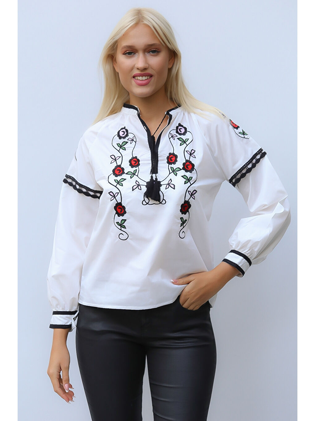 Beyaz Bisiklet Yaka Uzun Kol Bağlamalı Püsküllü Nakışlı Standart Casual Pamuk Dokuma Bluz-4
