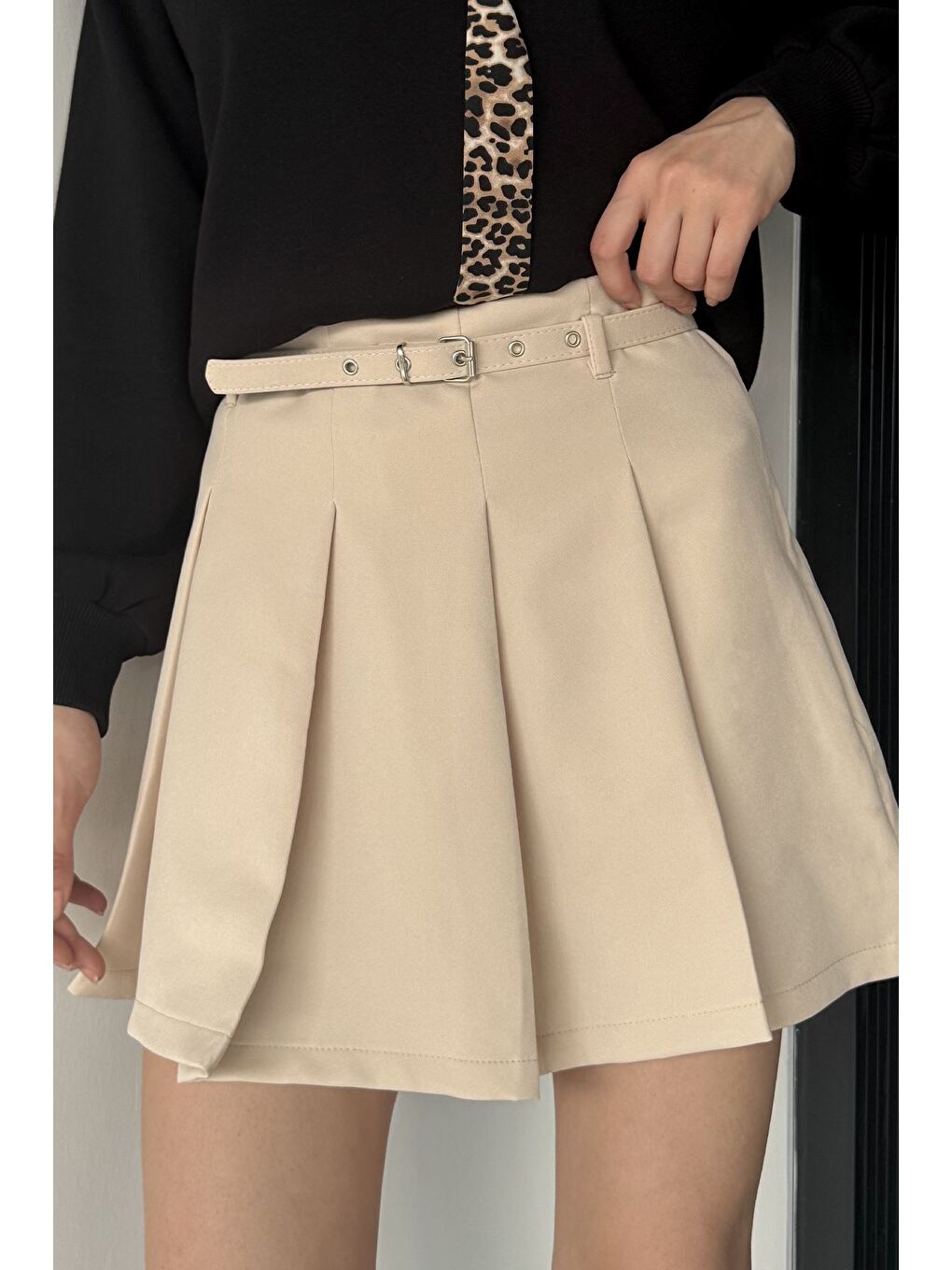 Bej Kadın Kemer Aksesuarlı Fermuarlı Pileli İçi Şortlu Mini Etek