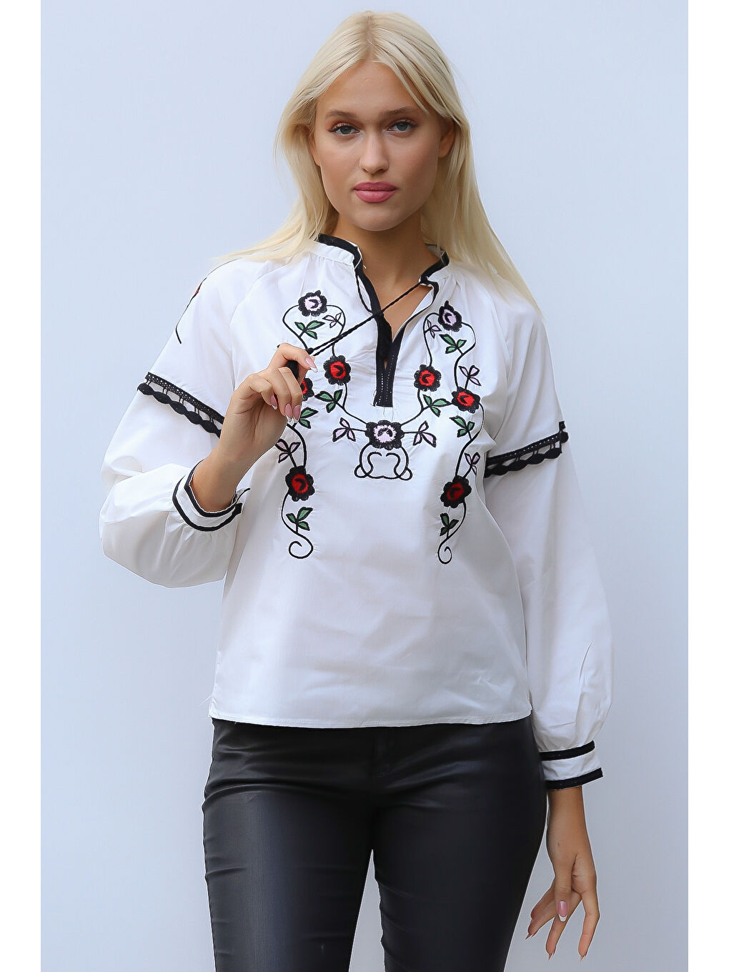 Beyaz Bisiklet Yaka Uzun Kol Bağlamalı Püsküllü Nakışlı Standart Casual Pamuk Dokuma Bluz-5