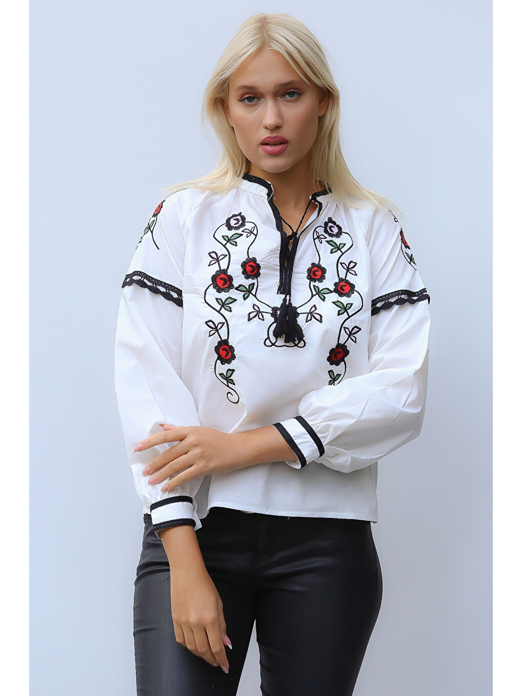 Beyaz Bisiklet Yaka Uzun Kol Bağlamalı Püsküllü Nakışlı Standart Casual Pamuk Dokuma Bluz-6