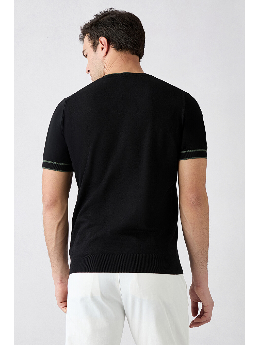 Siyah Bisiklet Yaka Regular Fit Ribana Detaylı Örme Tişört-4
