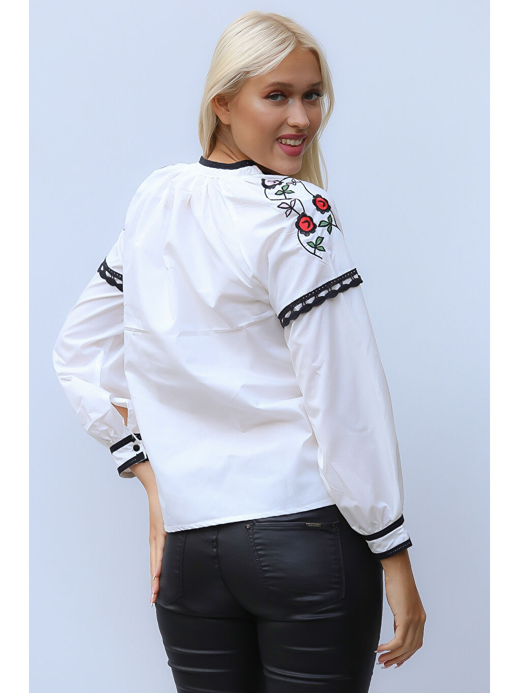 Beyaz Bisiklet Yaka Uzun Kol Bağlamalı Püsküllü Nakışlı Standart Casual Pamuk Dokuma Bluz-7