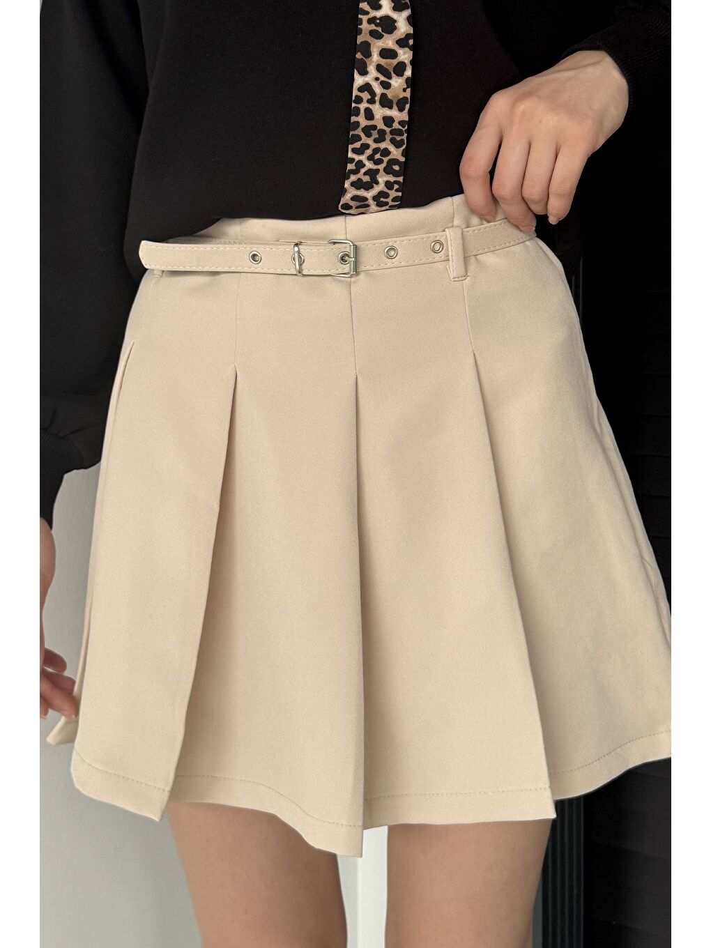Bej Kadın Kemer Aksesuarlı Fermuarlı Pileli İçi Şortlu Mini Etek-1