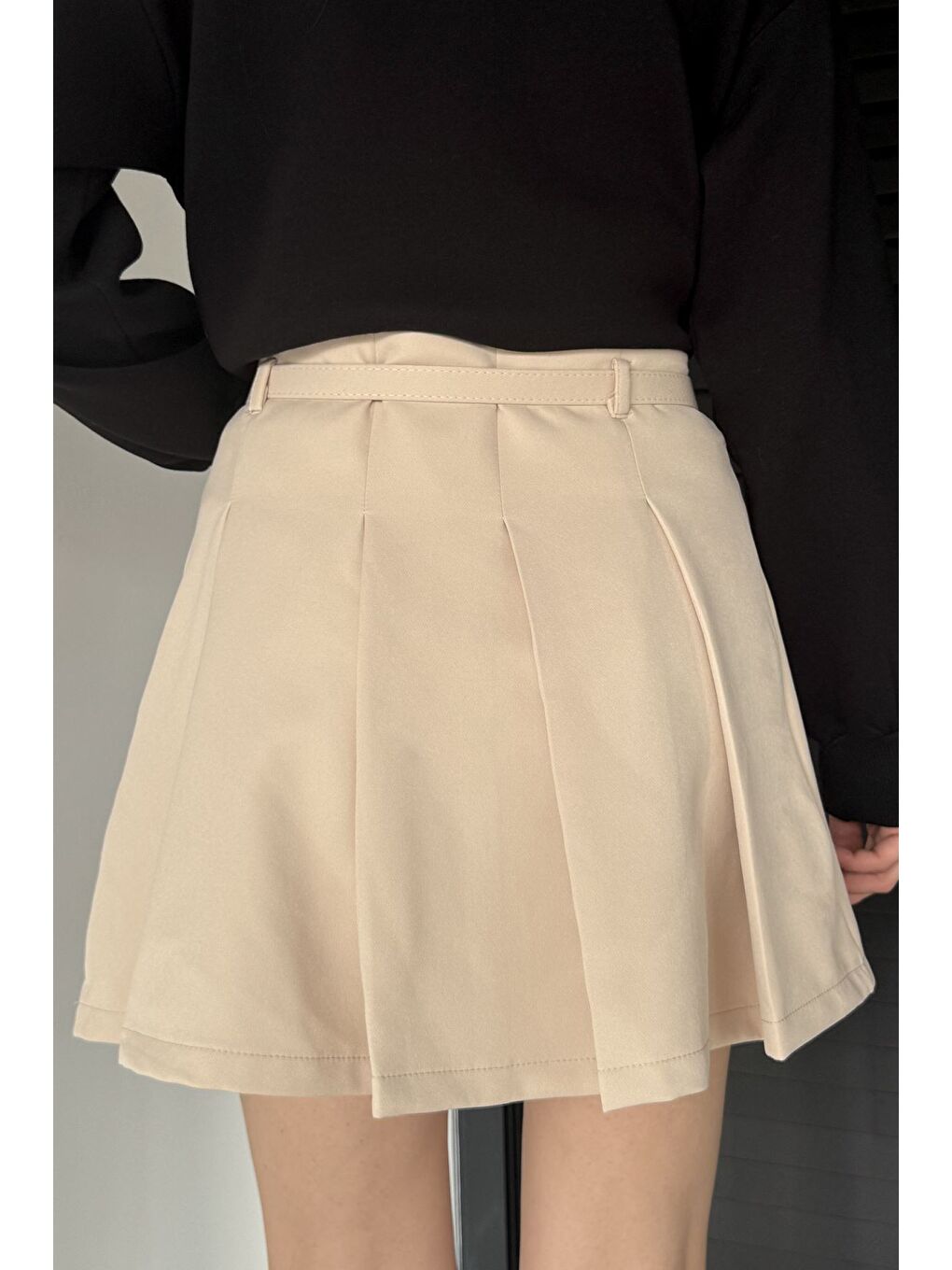 Bej Kadın Kemer Aksesuarlı Fermuarlı Pileli İçi Şortlu Mini Etek-2